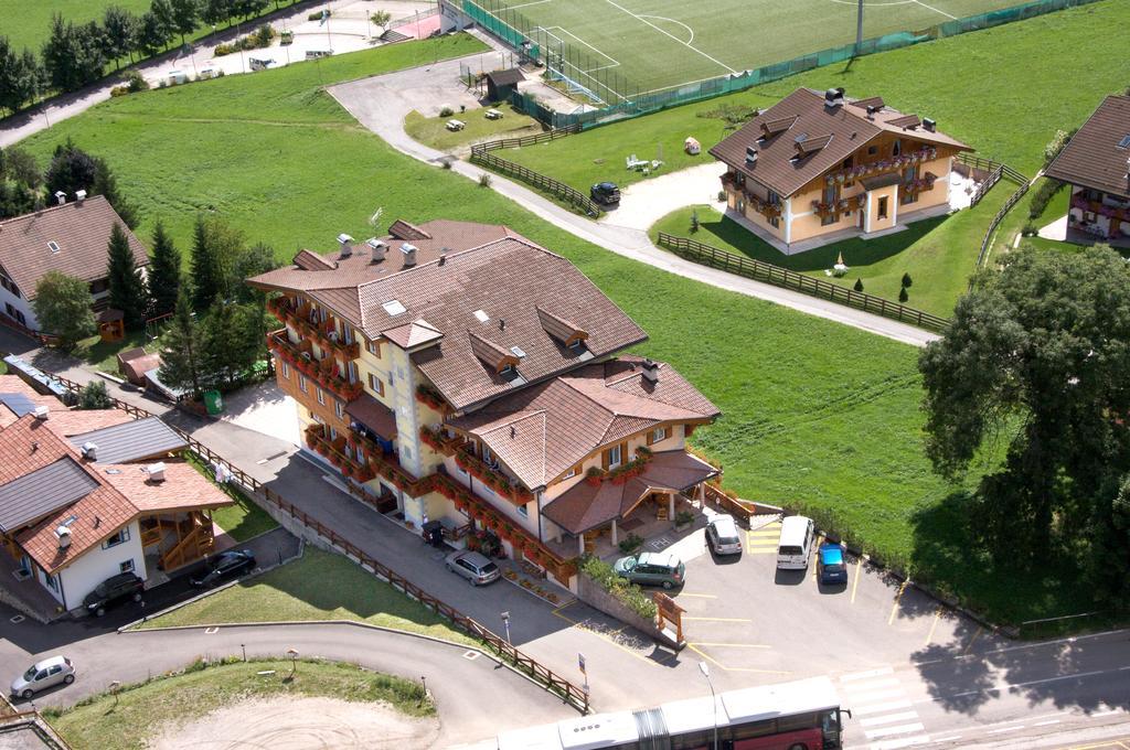 Al Piccolo Hotel Vigo di Fassa Esterno foto